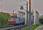 E-Lok 0-470-832-3 zieht am 21.08.2016 mit Containerzug aus Constanta im Bahnhof Bucuresti Baneasa hinein.