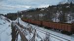 Eine leere Gterwaagengarnitur, gezogen von der 91-53-0-474012-8 beginnt den schweren Abstieg von Predeal bach Brasov am 30.11.2017.