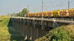 E-Lok 91-53-0-474033-4 mit Silowagengarnitur fhrt am 26.08.2017 in Richtung Osten auf der Brcke bei Haltepunkt Mostistea.