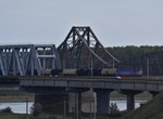 E-Lok 40-1010-4 der GFR (Grup Feroviar Roman) mit Kesselwagengarnitur auf der neuen Donaubrcke bei Fetesti am 15.10.2016.