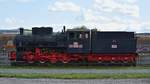 Dampflok 764.206 (Schmalspur) ist ausgestellt am Eingang des Bahnbetriebswerks Targu Mures.