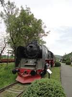 Museum der ehem. Lokomotivenfabrik Resita am 03.05.2013. Baureihe 150 war fr den Schweren Gterverhehr gedacht, und hatte eine Hchstgeschwindigkeit vom 80 km/h. Das Bild zeigt die Lokomotive 150.038 in Vorderansicht.