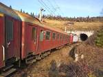 E-Lok 91-53-0-410182-6 fährt am 24.11.2017 mit IR-Zug nach Galati in den Mestcanis Tunnel ein.