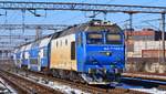 Diesellok 63-1143-5 nähert sich mit einer Doppelstockwagengarnitur als Regio am 24.01.2018 dem Nordbahnhof Bukarest.