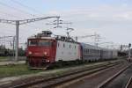 Ein eleganter Zug ist der hier abfahrende EX aus dem Bahnhof Timisoara Nord
am 12.5.2010. Es handelt sich um den Nord Express nach Bukarest. Zuglok ist die
41-0137-4 der CFR.