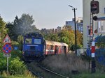 Diesellok 0 600838-2 verlässt den Bahnhof Targu Mures mit einer Regio-Garnitur am Abend des 27.08.2016.