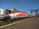 E-Lok 477-888-8 verlässt am 09.10.2016 den Bukarester Nordbahnhod mit IR-Zug.
