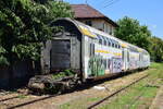 Im Bahnhof Ploiesti Sud steht ein �berrest der Dostogliederzug Garnitur TE 006. Hier stehen die Teile b,c und d abgestellt und verrotten. Der a Teil steht am anderen Ende des Bahnhofes und ist durch einen Zusammensto� stark besch�digt. Ein Wiederaufbau ist unwahrscheinlich. 

Ploiesti 29.07.2026