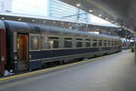 CFR Călători 61 53 21-90 013-1 RO-CFR B11 im D 347  Dacia  nach Bucureşti Nord, am 15.08.2022 in Wien Hauptbahnhof.