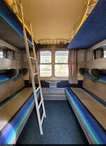 Innenansicht eines Liegewagens im Nachtzug  Dacia , der 6 Schlafplätze bietet.