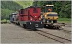 Mit den beiliegenden Blechen, die an der Stirnseite der Flachwagen eingehängt werden, kann der Bagger später entladen werden. (12.06.2017)