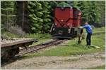 Das Stahlseil ist gespannt. Behutsam zieht 87-0015-5 die Wagen ins Nachbargleis. (12.06.2017)