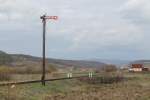 Altes Formsignal außer Betrieb westlich von ehemaliges Bahnhof Mugeni an die Strecke Odorheiu-Sighişoara am 9-4-2013.