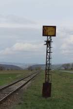 Altes Vorsignal außer Betrieb bei Bahnhof Lutita an die Strecke Odorheiu-Sighişoara am 9-4-2013.