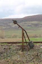 Altes Spannwerk außer Betrieb westlich von ehemaliges Bahnhof Mugeni an die Strecke Odorheiu-Sighişoara am 9-4-2013.