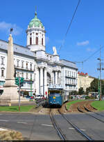 Duewag GT 8, Wagen 1861, fährt an der katholischen Minoritenkirche „St. Antonius von Padua“ (Biserica Sfântul „Anton de Padova“) in Arad (RO) vorbei.

🧰 S.C. Compania de transport public S.A. Arad (C.T.P. Arad)
🚋 Linie 6 Piața Gai–Piața Romană
🕓 12.9.2024 | 11:56 Uhr