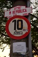 F�r Stra�enbahnen nur noch 10km/h. Beim warten auf den Bus fiel mir dieses Schild ins Auge. Anhand dieses Schilds kann man sich gut denken in welchem maroden Zustand sich die Strecke zum Bahnhof Titan Sud befand. Im April 2025 stellte man hier auf dem Teilst�ck den Betrieb aufgrund des schlechten Zustands ein. Auf etwa 4km wurde insgesamt 600 Schienenbr�che in beiden Gleisen dokumentiert. Im Augusut 2025 begann man dann die Strecke grundlegend zu erneuern. Als Ersatz f�r die Stra�enbahn f�hrt hier die Buslinie 640. 

Bukarest 02.08.2026