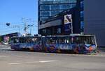 Katzenbahn Triebwagen 071 steht auf der Strada Gheorghe Doja und wartet an einer Ampel auf Fahrt. Auff�llig ist die bunte Lackierung des Triebwagens. Diese ist nicht foliert sondern tats�chlich lackiert.

Ploiesti 29.07.2026