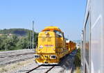 690 060-4 von Arcada steht mit einem Bauzug in Racos zum einschottern.