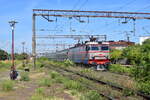 410 105-7 durchfährt Bucuresti Basarab und erreicht in Kürze sein Ziel Bucuresti Nord mit dem IRN 473 Budapest Keleti - Bucuresti Nord.