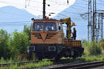 Ein Gleisbarbeitsfahrzeug vom Typ UAM 215 MB war am 7.9.2025 zwischen Brasov und Darste mit dem Verladen von Schienen beschäftigt.