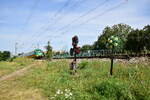 Ein Zug und du bist Tod. In Rumänien findet man an vielen Stellen entlang der Bahnstrecken innerorts Kreuze. An dieser Stelle ist am 16.8.1999 ein 28 jähriger vom Zug erfasst worden und am 10.3.2016 ein 67 jähriger. Die Kreuze dienen als Mahnmal und zeigen wie schnell das illegale überqueren der Gleise schief gehen kann. Leider hat man in Rumänien keine Konsequenzen zu fürchten beim Gleise überqueren. Es ist zwar verboten aber Strafen muss man nicht fürchten, somit ist es für die meisten Bürger auch normal über die Gleise zu gehen.

Brasov 07.09.2025