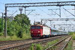 410 402-8 rauscht mit dem IR 1633 Bucuresti Nord - Brasov durch Carpati in Richtung Brasov.