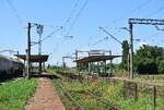 Blick auf die Bahnsteige in Ploiesti Est. Der Bahnhof liegt im Osten der Stadt, rundherum gibt es fast nur Gewerbe und Industrie und nur wenige H�user. Aufgrund der Lage ist die Zahl der Fahrg�ste hier sehr �berschaubar. Die kurzen Bahnsteigd�cher bi ...