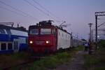 Im Morgengrauen fährt 450 345-5 mit dem RE 990 Craiova - Bucuresti Nord in Bucuresti Basarab ein.