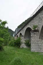 Eine weitere lange und schöne Brücke auf der Strecke zwischen Calimenasti und Sibiu. Diese Brücke befindet sich in der Talenge bei Cainenii Mari. Foto vom 17.06.2016.
