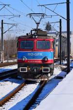 E-Lok 91-53-0-400749-4 der Grup Feroviar Roman manövriert am 24.01.2018 in Bahnhof Bucuresti Baneasa.