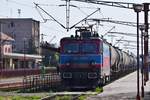 E-Lok 91-53-0-400477-2 mit Kesselwagenzug in Bahnhof Buzau kurz nach der Abfahrt am Morgen des 09.04.2018