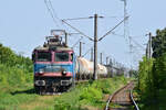 400 733-8 hat einen Kesselwagenzug nach Ploiesti Nord gebracht und wartet nun den Regionalzug ab um wieder solo zur�ck Richtung Ploiesti Sud fahren zu k�nnen.