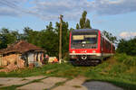 Im Licht der untergehenden Sonne erreicht 628 304 den Haltepunkt Hatcarau als R 11484 Urziceni - Ploiesti Sud.