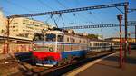 E-Lok 91-53-0-400236-2 mit quaderförmigem Stromabnehmer und neuer Lackierunng in klassischem CFR-Look im bukarester Nordbahnhof am 05.10.2018.