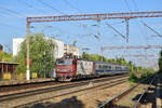 410 891-2 fährt mit einem Schnellzug durch Bucuresti Triaj in Richtung Bucresti Nord. Das Bild wurde vom Bahnsteig aufgenommen.

Bukarest 08.09.2025