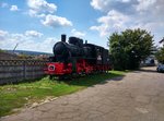 Dampflok 764.206 (Schmalspur) ist ausgestellt am Eingang des Bahnbetriebswerks Targu Mures. Foto vom 23.08.2015.