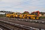 Für Wartungsarbiten am Gleis abgestellte Gleisbaumaschinen im Bahnhof Tandarei am 30.09.2017.