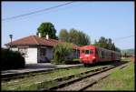 Triebwagen 97-0573-2 von RegioTrans ist am 21.5.2015 aus Brasov im Endbahnhof Intorsura Buzaului angekommen.