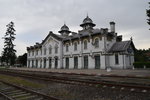 Empfangsgebäude des Bahnhofs Curtea de Arges am 17.06.2016, gesehen von Gleis 3.