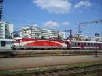 E-Lok 477-888-8 yieht aam 08.06.2014 mit Regio-Zug in den bukarester Nordbahnhof.