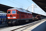 Eine seltene Ansicht Die 65-1001-6 mit 2 komischen Gterwagen im Bukarester Nordbahnhof am 28.05.2016.