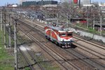 E-Lok 477-583-5 zieht aus dem Bukarester Nordbahnhof am 30.03.2016