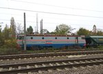 E-Lok 0 40-0897-1 wartet am 26.10.2016 mit Getreidezug in bahnhof Bucuresti Baneasa.