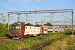 400 639-7 rauscht mit ihrem Doppelstock Gliederzug als RE 5021 nach Ploiesti Sud durch Bucuresti Basarab.