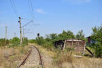 In Bucuresti Triaj wird lediglich noch ein Zufahrtsgleich zum Depot sporadisch befahren. Der Güterwagen rechts dient mittlerweile als Schuppen. Aufgenommen von einem Überweg.

Bukarest 09.09.02