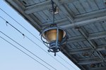 Lampe unterm dem Dachs des Bahnsteigs an Gleis 1 im bukarester Ostbahnhof.