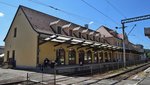 Frisch renoviertes Empfnagsgebude des Bahnhofs Sighisoara gesehen vom Gleisfeld am 28.08.2016.