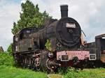 Dampflok 94649 liegt ausgestellt im Bahnmuseum des Betriebswerks Sibiu.