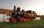 Dampflok 40007 steht vor dem Eingang im Bahnbetriebswerk Dej. Foto com 14.09.2017.